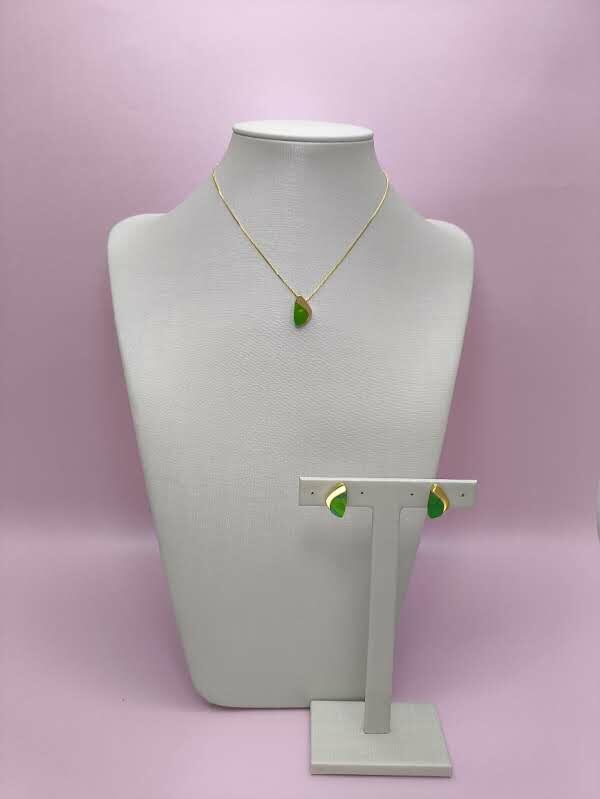 Conjunto Triangular: elegância com um toque de cor