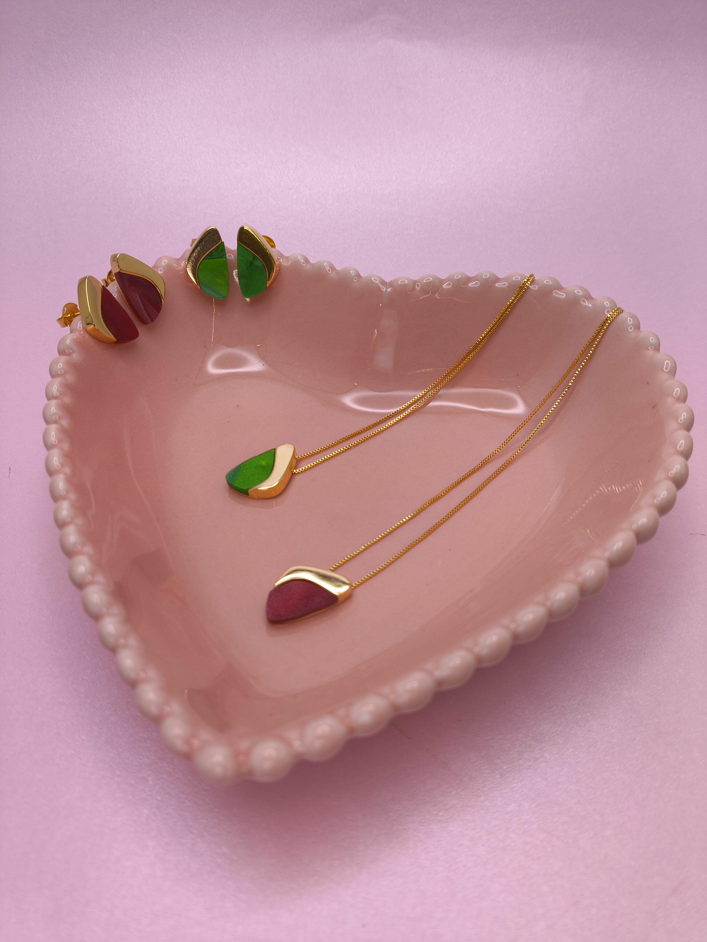 Conjunto Triangular: elegância com um toque de cor