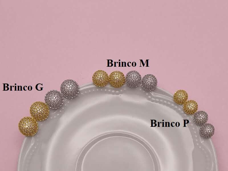 Brinco Botão Cravejado M: Elegância Em Tamanho Médio Com Brilho Sofisticado