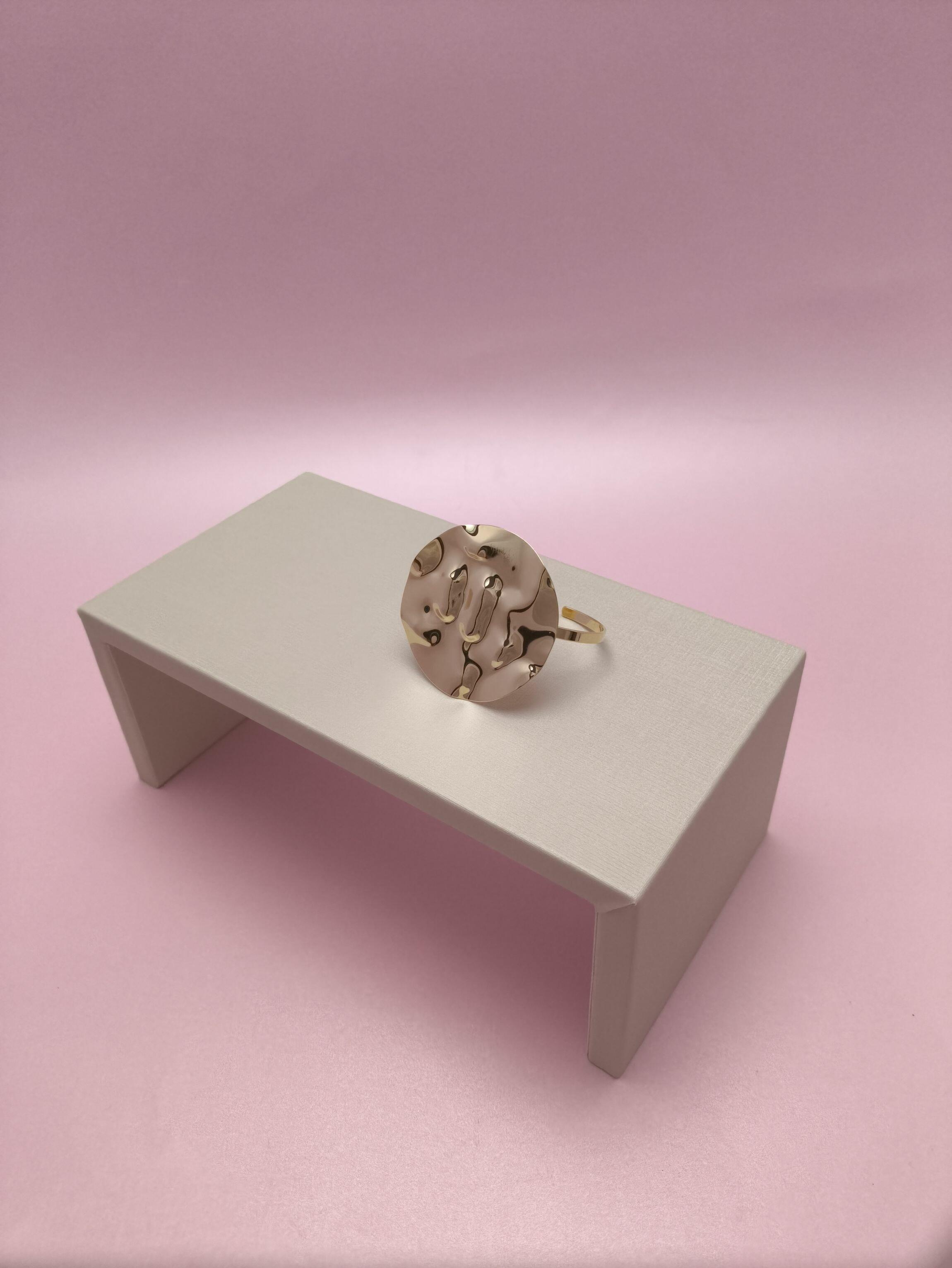 Bracelete Redondo Martelado: Design Sofisticado Com Toque de Elegância