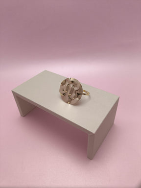 Bracelete Redondo Martelado: Design Sofisticado Com Toque de Elegância