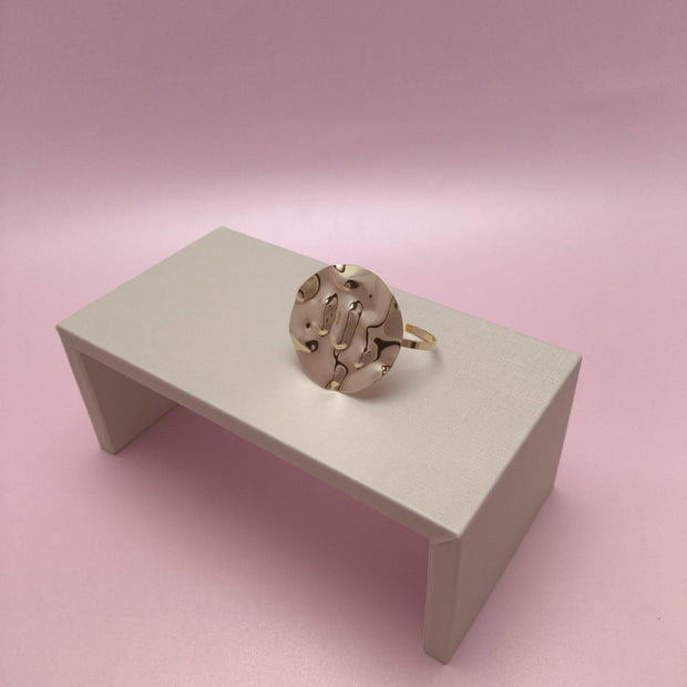 Bracelete Redondo Martelado: Design Sofisticado Com Toque de Elegância