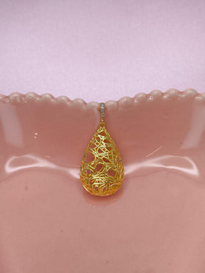 Pingente Gota Desenhada: brilho delicado com contraste sofisticado em cada traço da peça