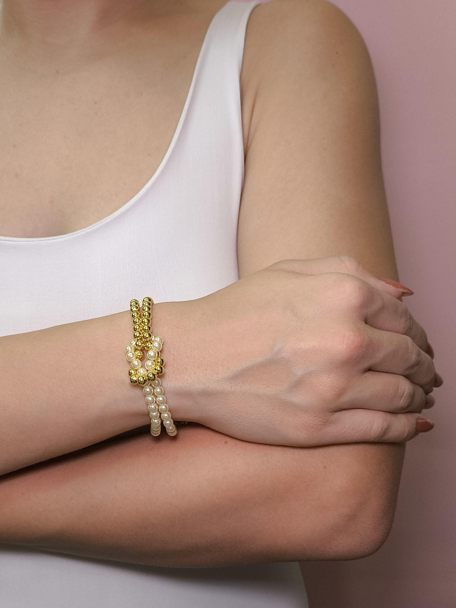 Pulseira Entrelaçada com Pérolas: delicadeza clássica com um toque moderno para iluminar seu visual