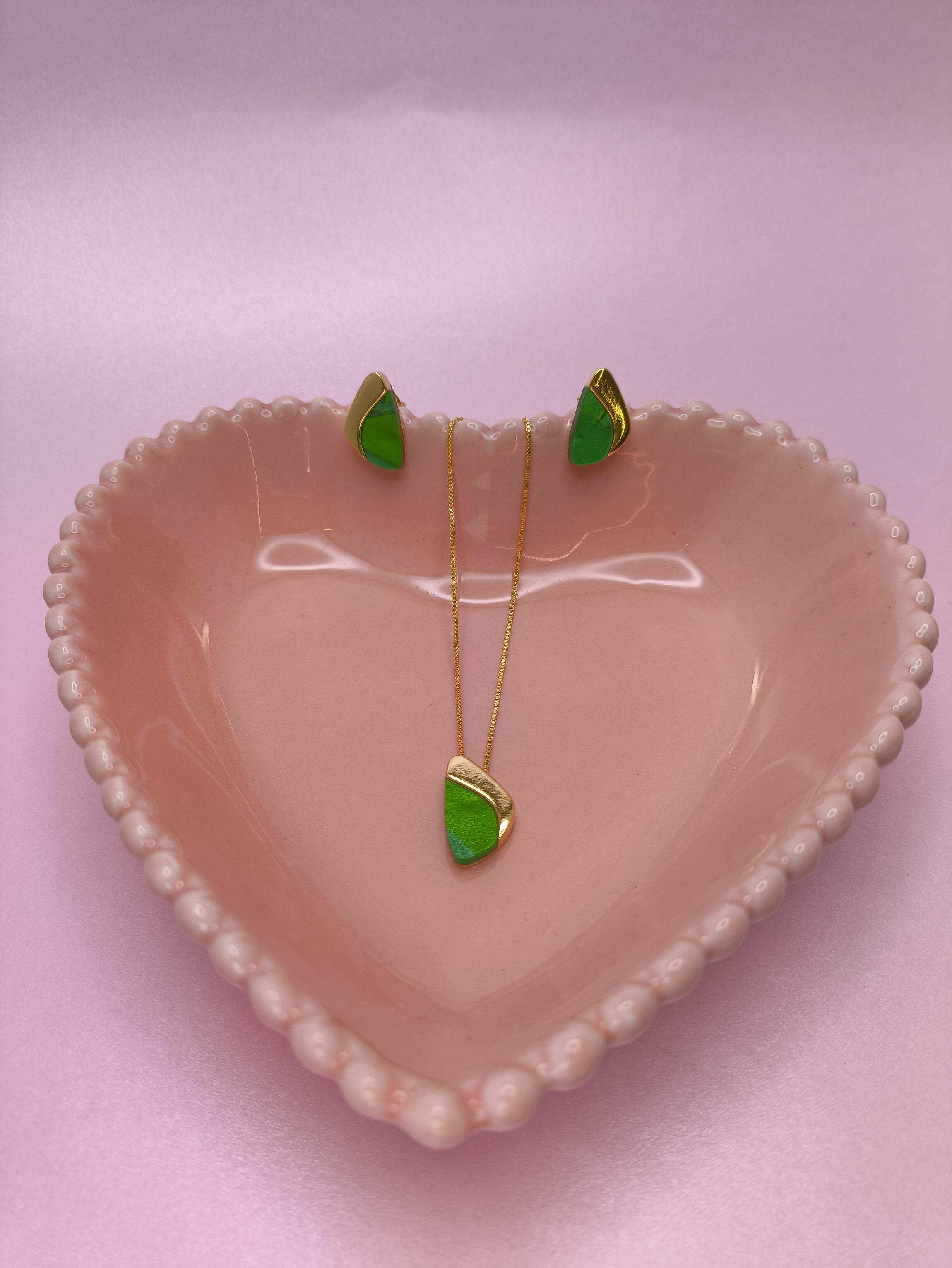 Conjunto Triangular: elegância com um toque de cor