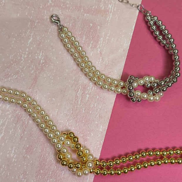 Pulseira Entrelaçada com Pérolas: delicadeza clássica com um toque moderno para iluminar seu visual