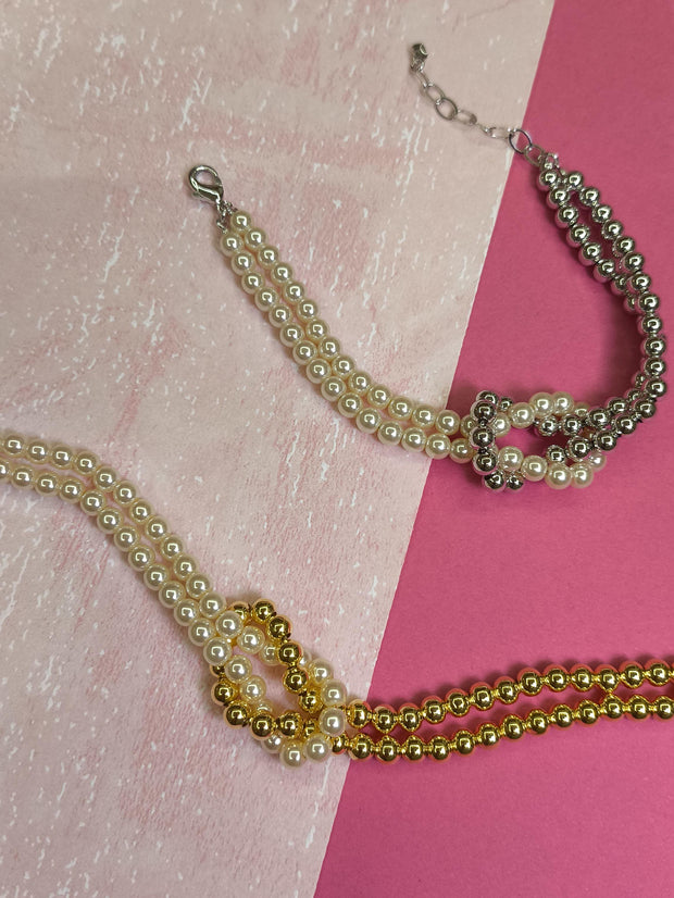 Pulseira Entrelaçada com Pérolas: delicadeza clássica com um toque moderno para iluminar seu visual