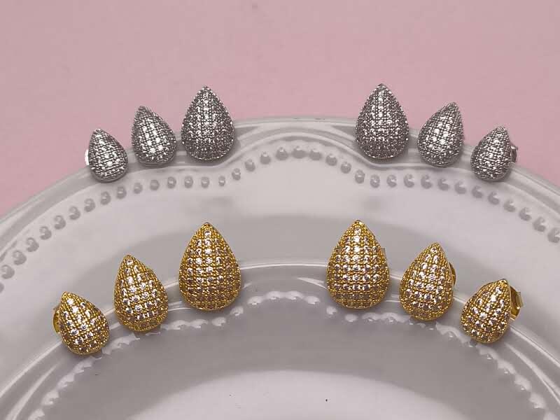 Trio Gotas Cravejadas: elegância versátil com acabamento impecável em ouro ou ródio branco