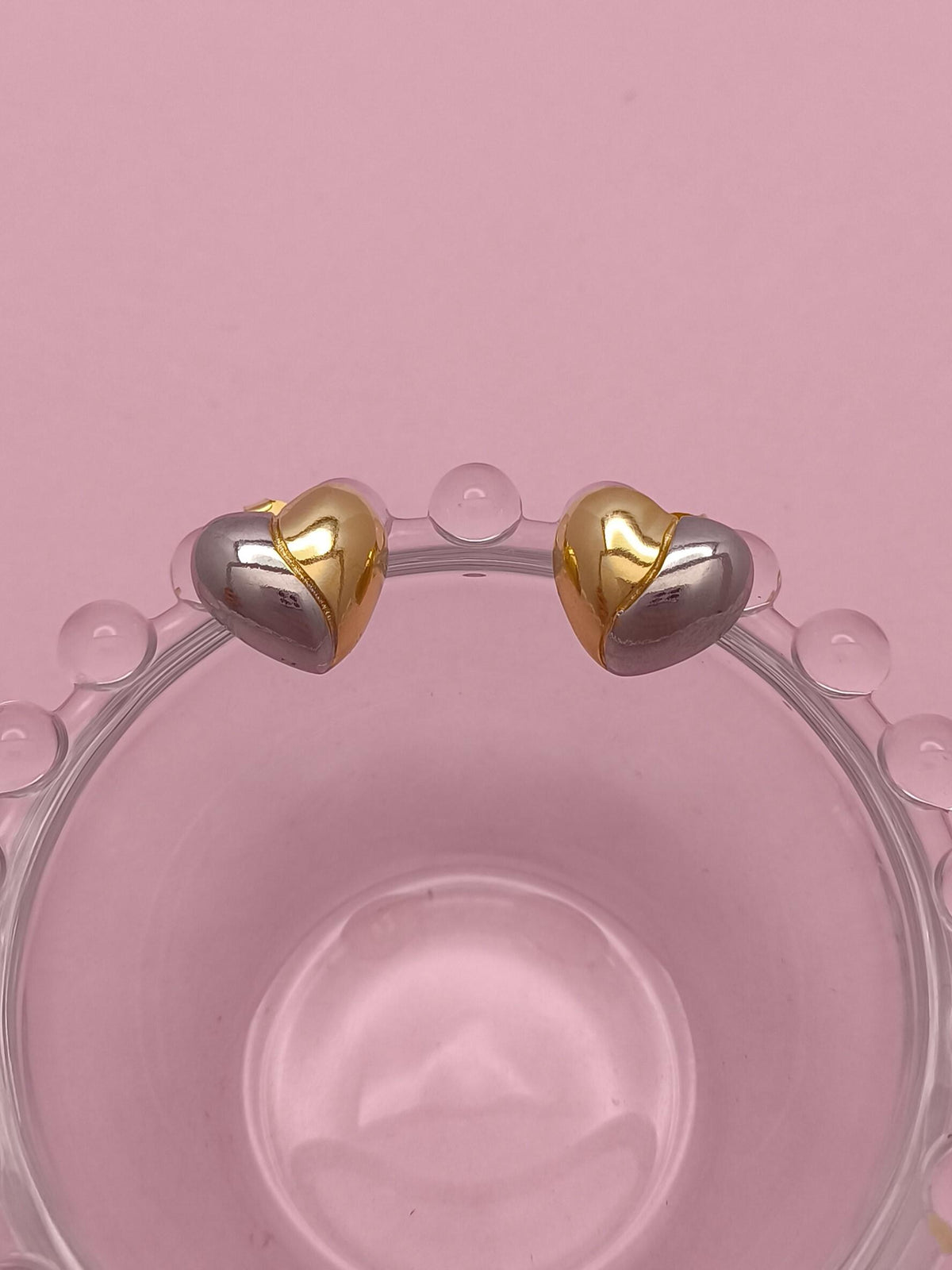 Brinco De Coração Due Colori: Charme Bicolor Com Design Sofisticado