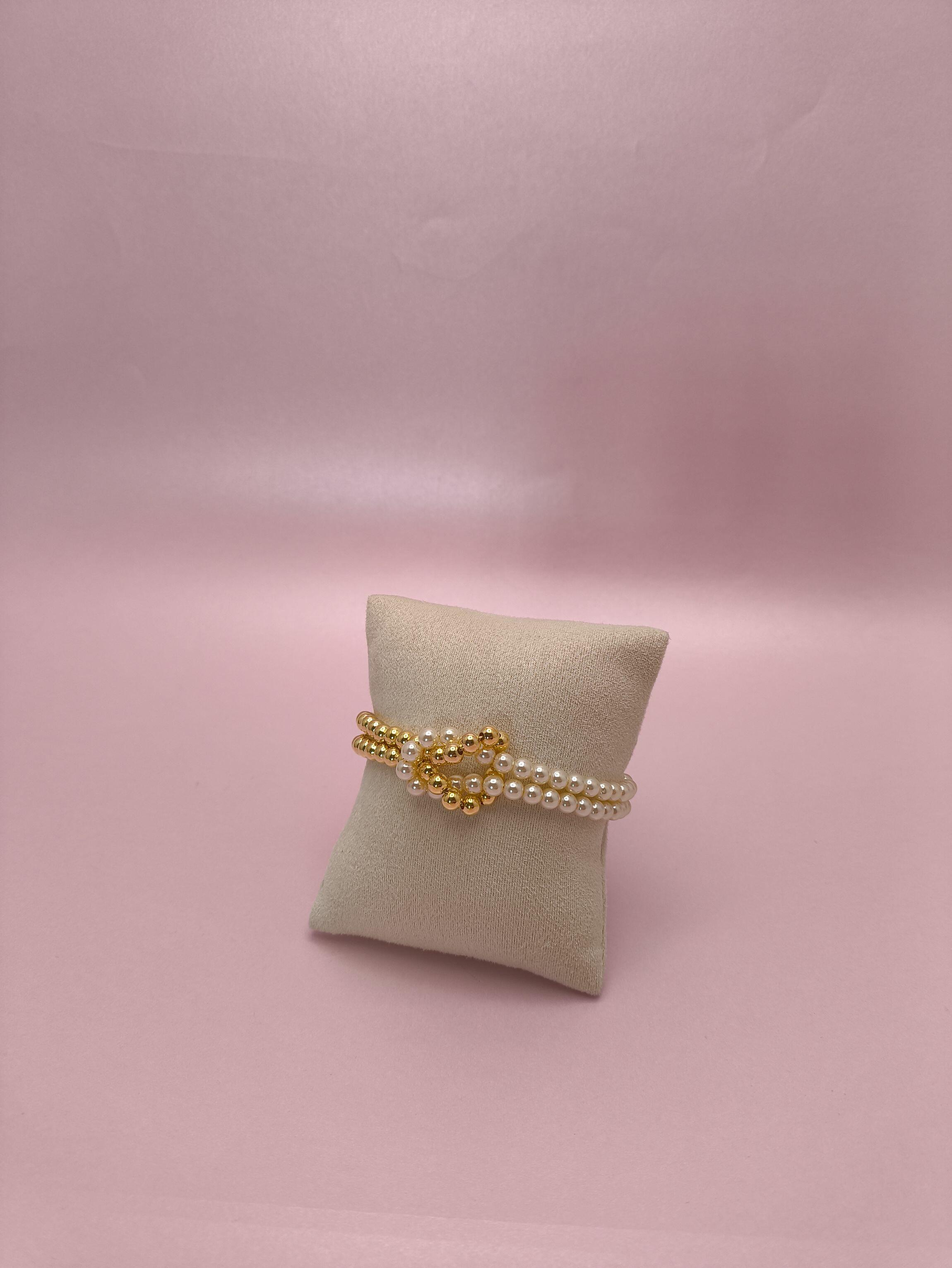 Pulseira Entrelaçada com Pérolas: delicadeza clássica com um toque moderno para iluminar seu visual
