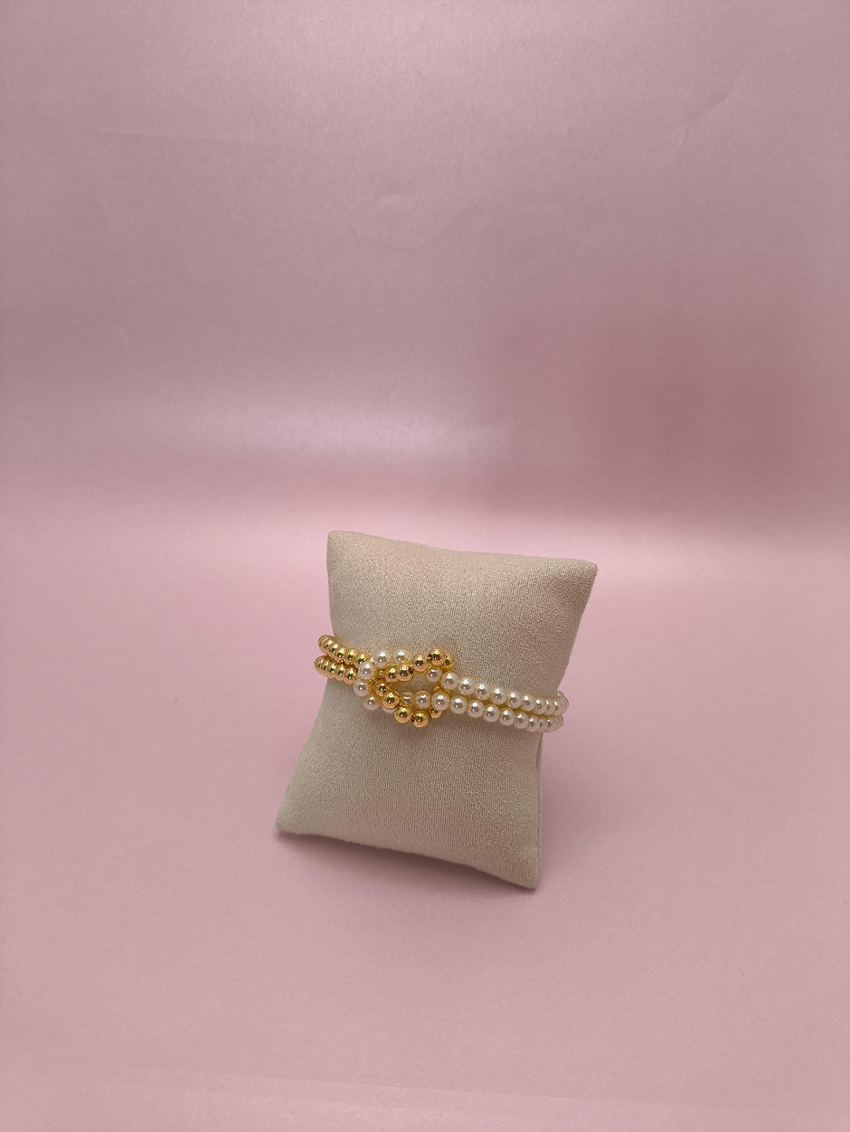 Pulseira Entrelaçada com Pérolas: delicadeza clássica com um toque moderno para iluminar seu visual