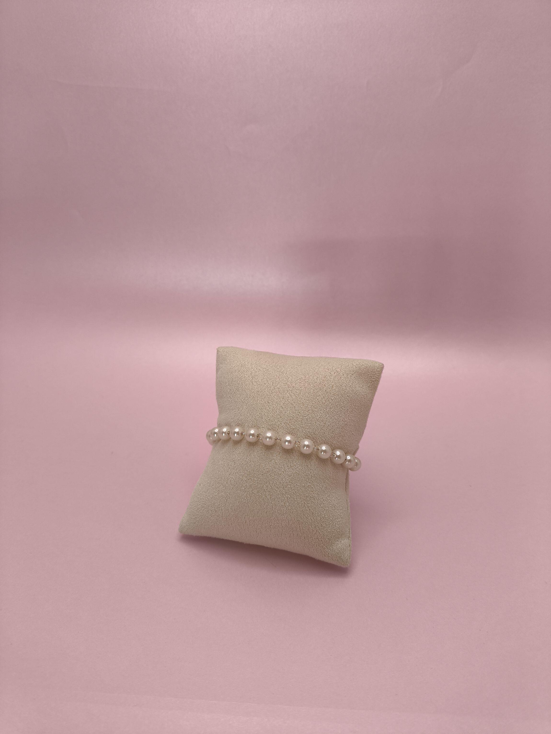 Pulseira com Pérolas Redondas: um clássico moderno que combina delicadeza, brilho e sofisticação