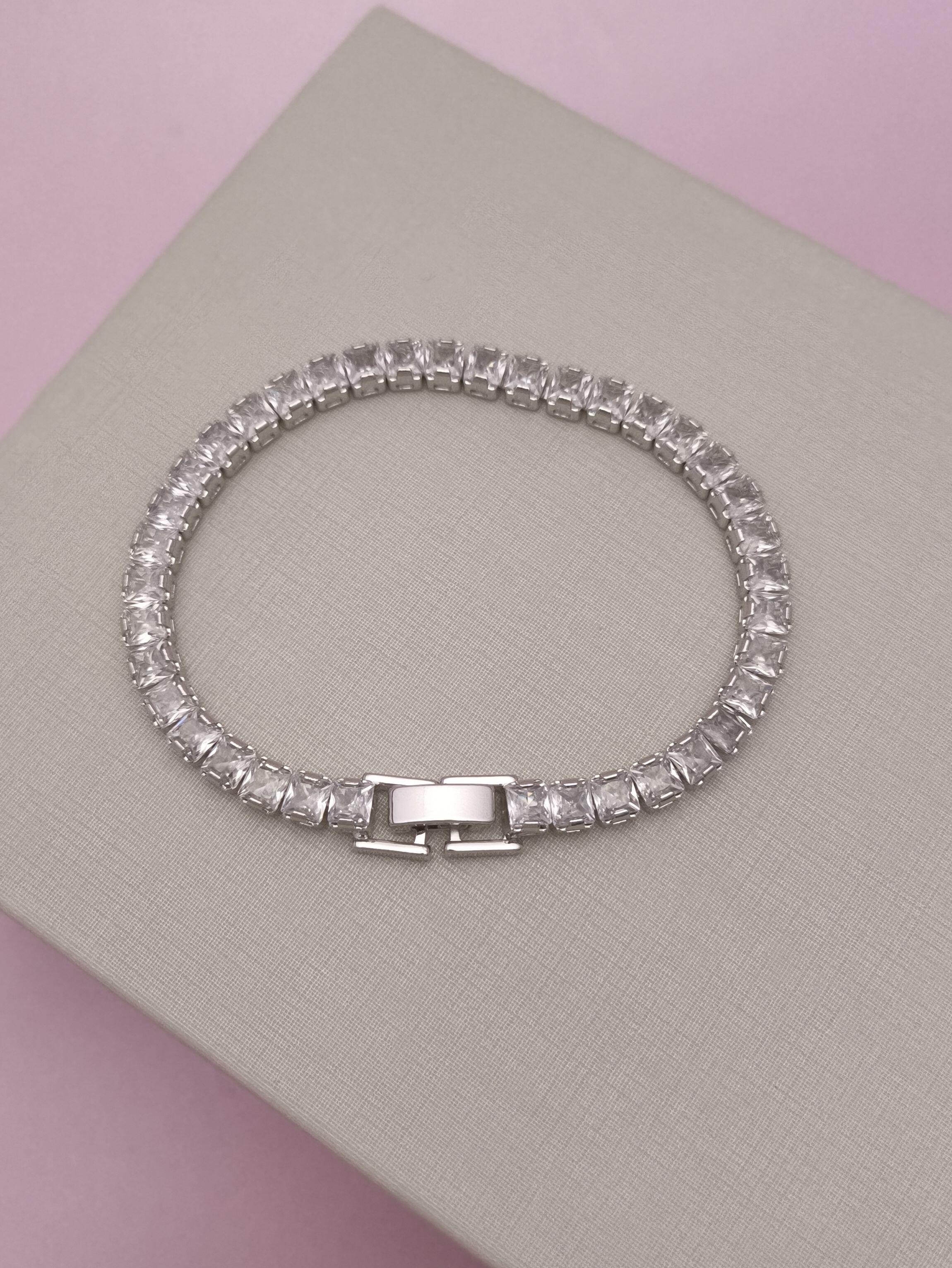 Pulseira Riviera Carré 4 mm: brilho marcante em cada detalhe para destacar sua elegância