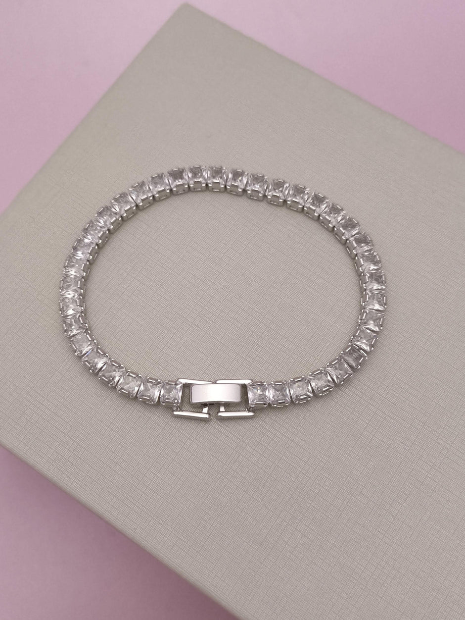 Pulseira Riviera Carré 4 mm: brilho marcante em cada detalhe para destacar sua elegância