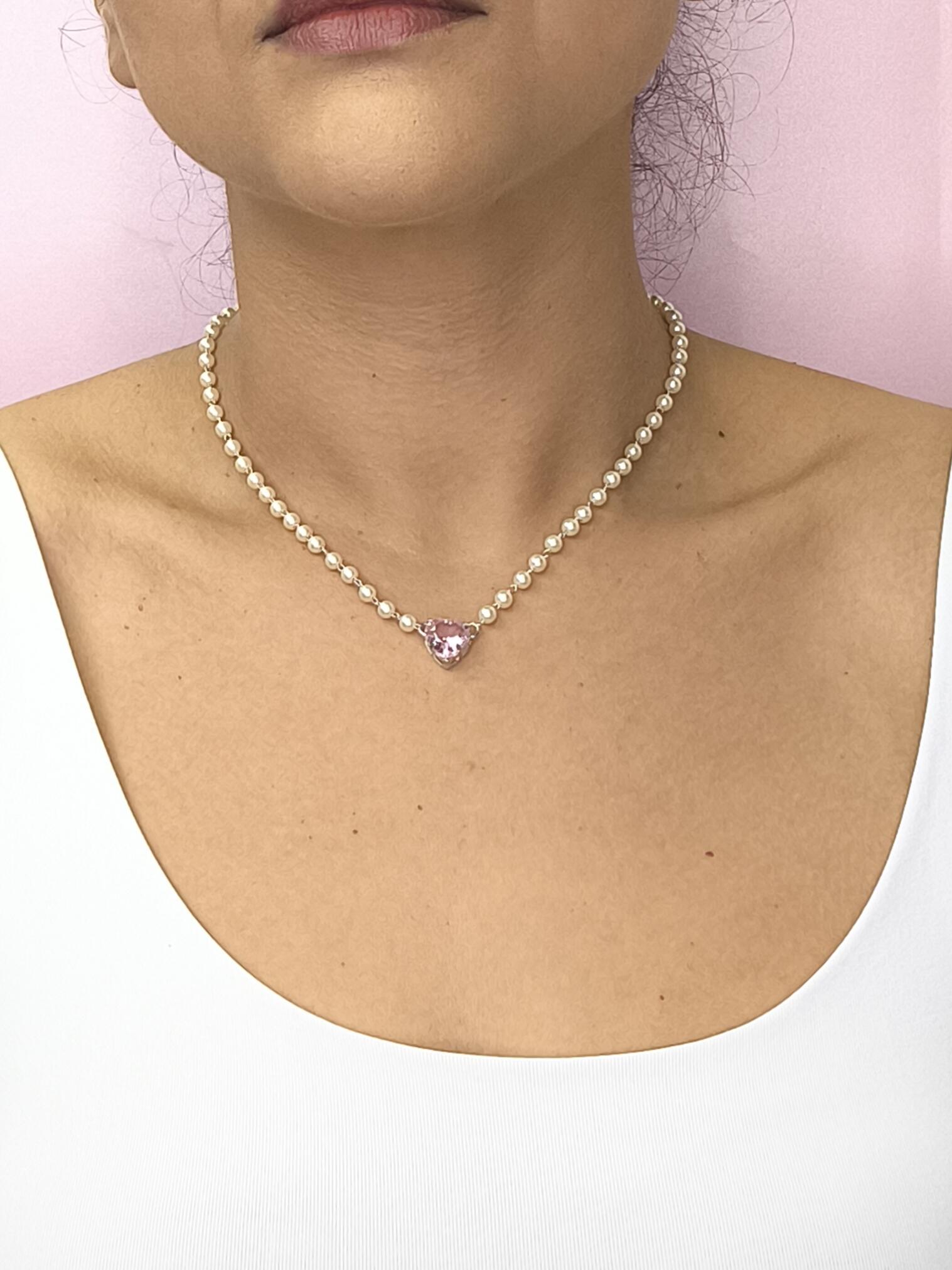 Colar de Pérolas com Coração Rosa
