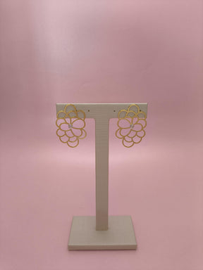 Brinco Peônias 1: Delicadeza Floral Com Design Sofisticado