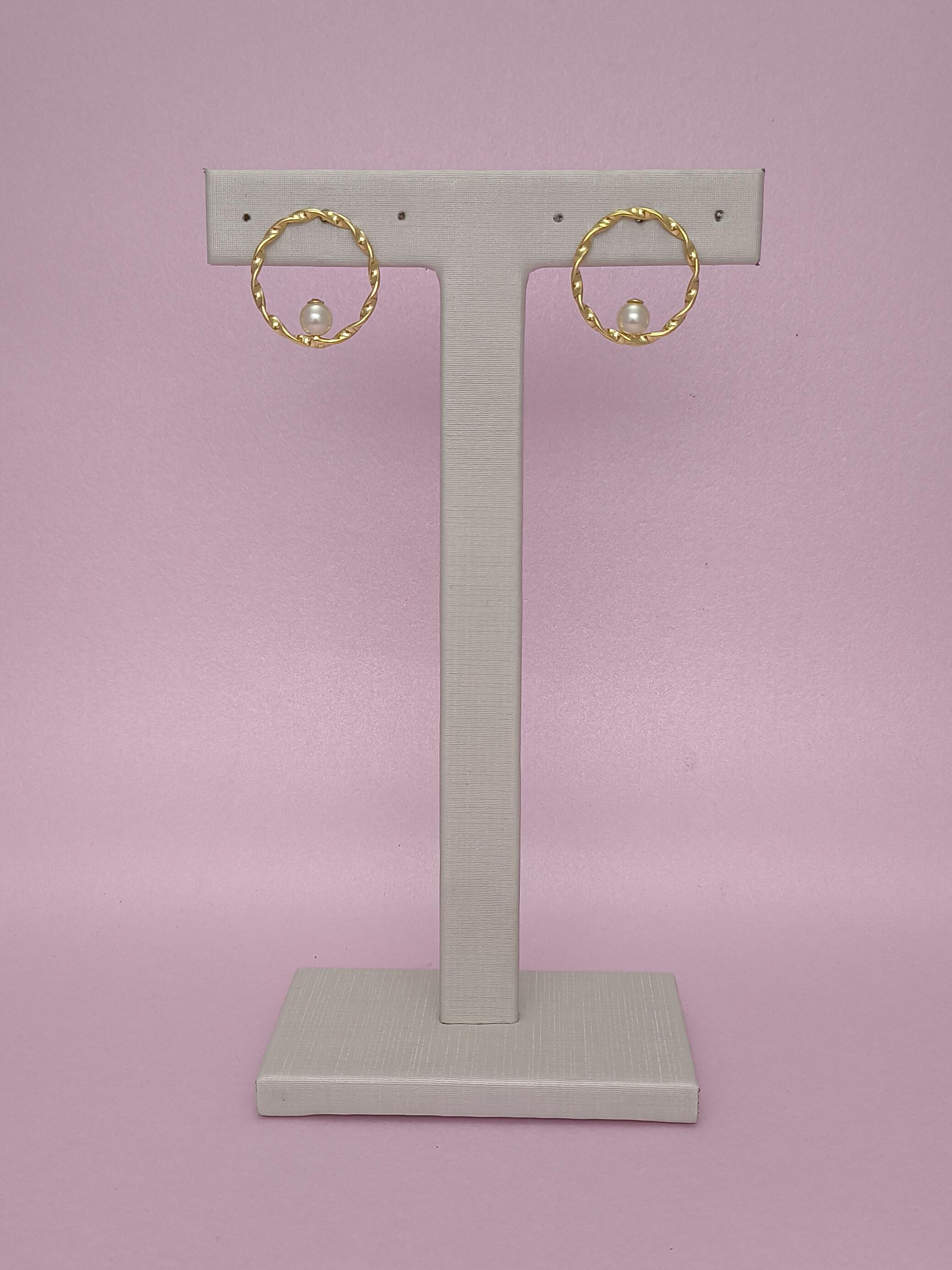 Brinco Redondo Trançado Com Pérola: Elegância Clássica Com Toque Texturizado