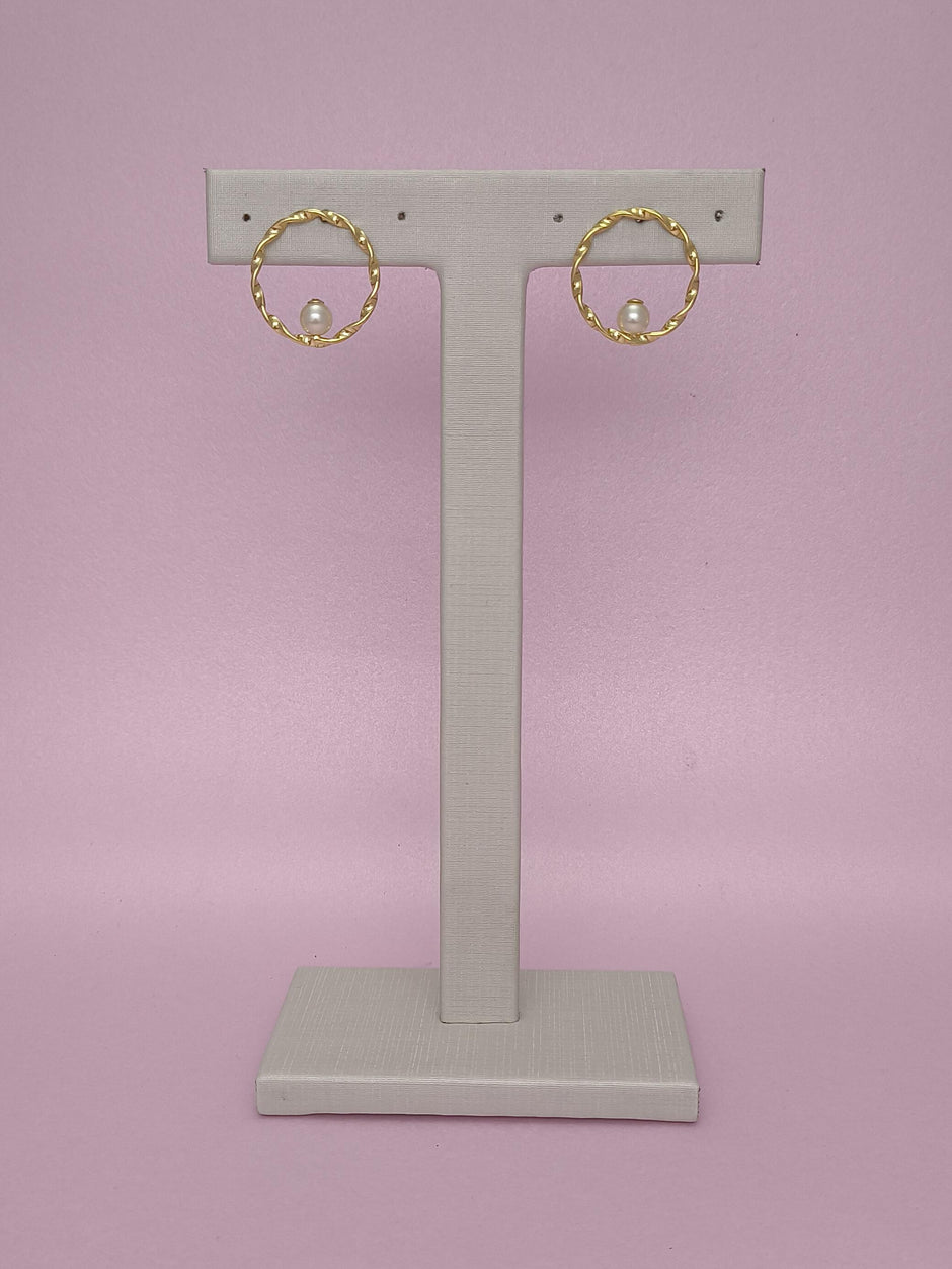 Brinco Redondo Trançado Com Pérola: Elegância Clássica Com Toque Texturizado