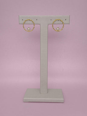 Brinco Redondo Trançado Com Pérola: Elegância Clássica Com Toque Texturizado