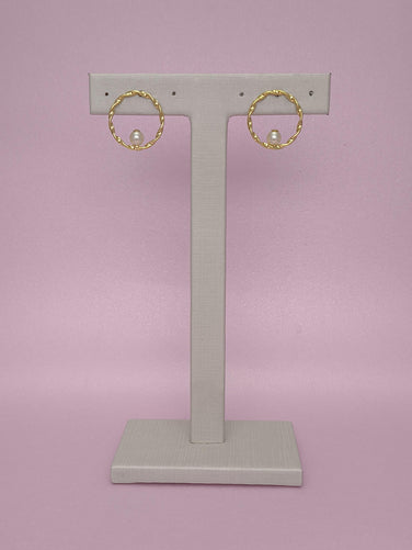 Brinco Redondo Trançado Com Pérola: Elegância Clássica Com Toque Texturizado