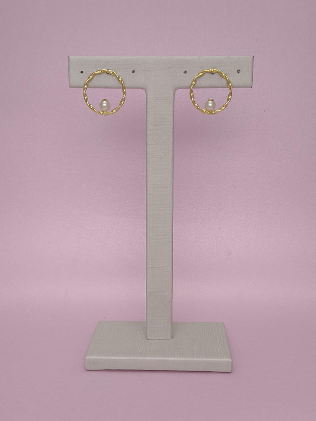 Brinco Redondo Trançado Com Pérola: Elegância Clássica Com Toque Texturizado